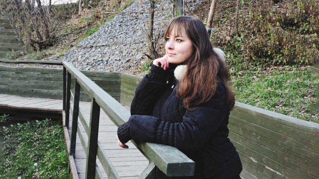 Signs She is Over you She Publicly Declares That She's Single